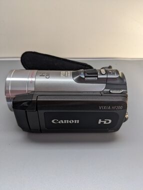 Canon vixia hf200 Camcorder Y2K & Carrying Case For Parts Only Please Read